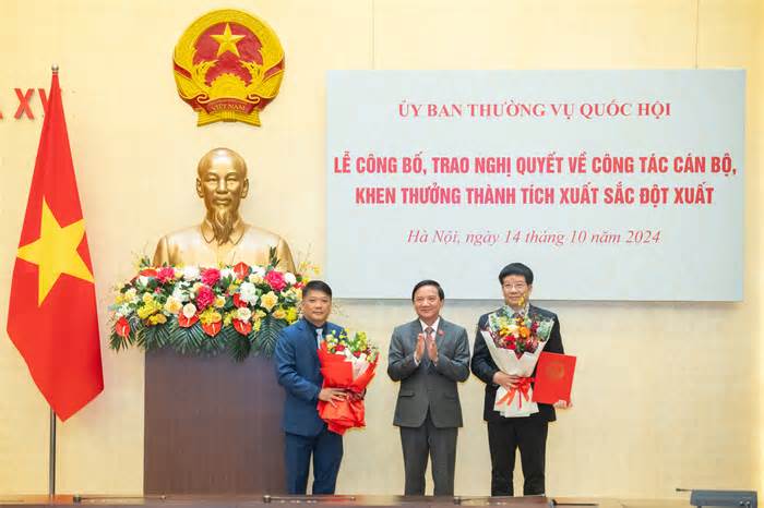 Công bố Nghị quyết của Ủy ban Thường vụ Quốc hội về công tác cán bộ và khen thưởng thành tích xuất sắc