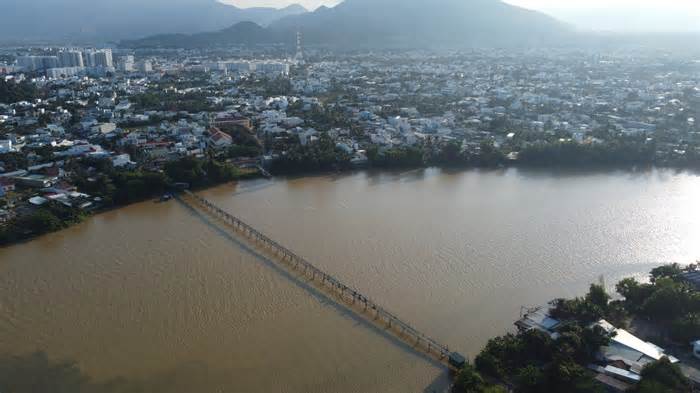 Cầu gỗ nối đôi bờ sông Cái Nha Trang trước khi được xây mới