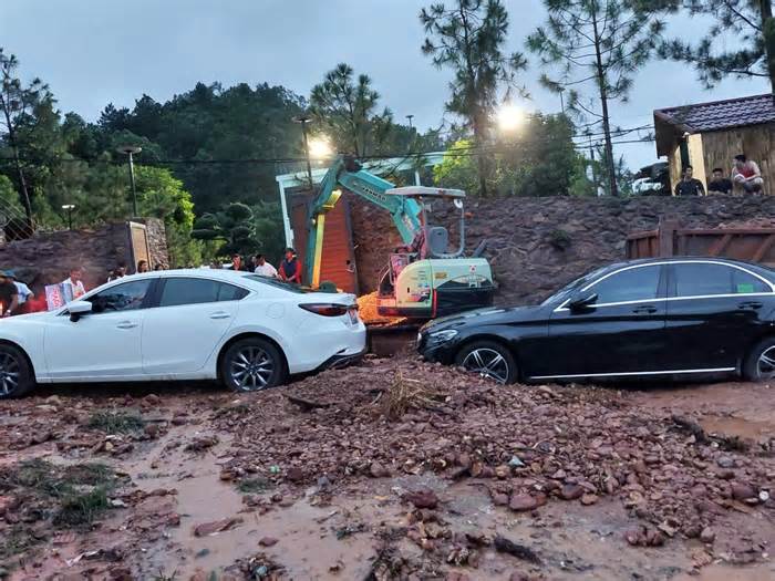 Tin mới vụ sạt lở ở Sóc Sơn khiến loạt xe sang bị vùi trong bùn đất