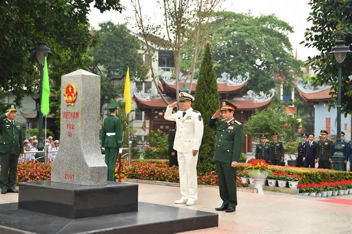Đại tướng Phan Văn Giang tô son cột mốc biên giới Việt Nam - Trung Quốc