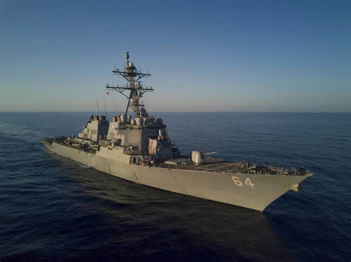 Houthi bắn tên lửa vào tàu chiến Mỹ, leo thang xung đột trên biển ở Trung Đông