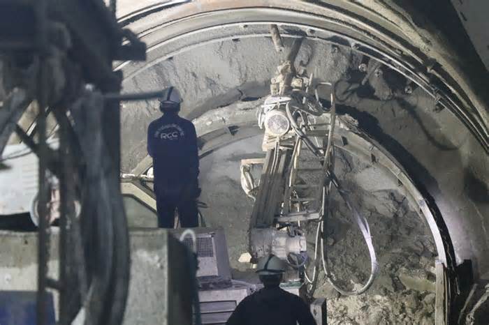Hơn 100 công nhân đang ngày đêm xẻ núi vá sạt lở hầm đường sắt qua Phú Yên