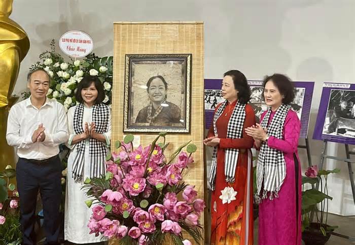 Bảo tàng Phụ nữ tiếp nhận tranh chân dung bà Nguyễn Thị Định làm từ lá sen