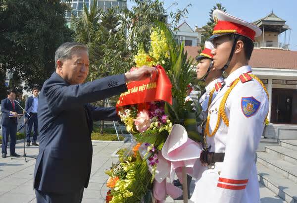 Tổng Bí thư Tô Lâm dâng hương, thăm Khu lưu niệm Tổng Bí thư Nguyễn Văn Cừ