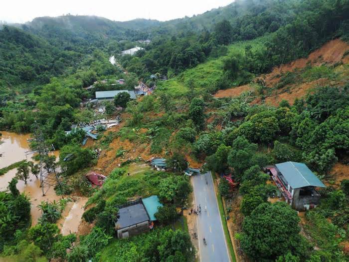 Nỗ lực tìm kiếm người mất tích trong vụ sạt lở làm sập 3 ngôi nhà, vùi lấp 5 ô tô