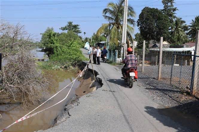 Tiên Giang khẩn trương khắc phục các điểm sạt lở nghiêm trọng