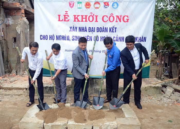 Tuổi trẻ Đại học Huế xây nhà nhân ái tặng gia đình sinh viên khó khăn