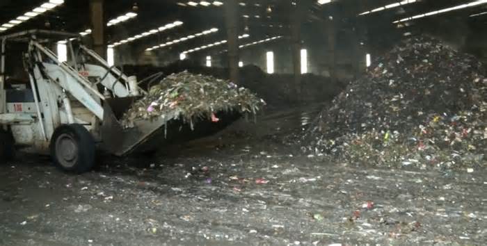 Bãi rác lớn nhất Đồng Nai quá tải, rác đổ đi đâu?