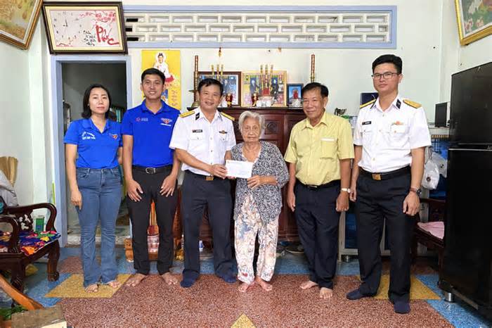 Lữ đoàn 127 Vùng 5 hải quân: Tặng quà, khám và cấp thuốc miễn phí cho hơn 100 người nghèo ở Phú Quốc