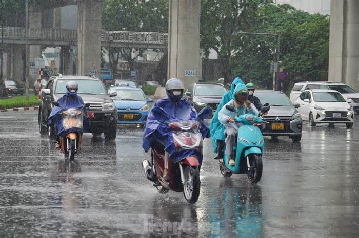 Người dân Hà Nội vất vả đi làm ngày đầu tuần vì mưa, Vành đai 2 ngập nhẹ