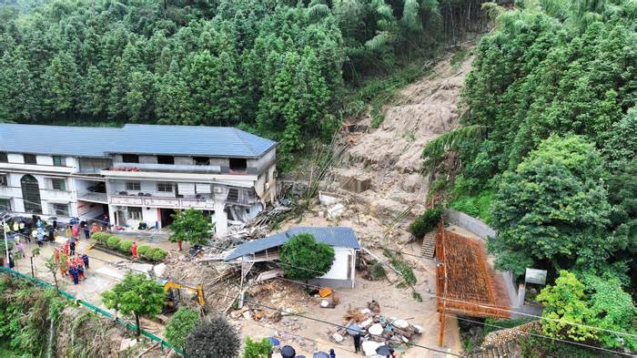 Lở đất do bão Gaemi ở Trung Quốc, 15 người chết