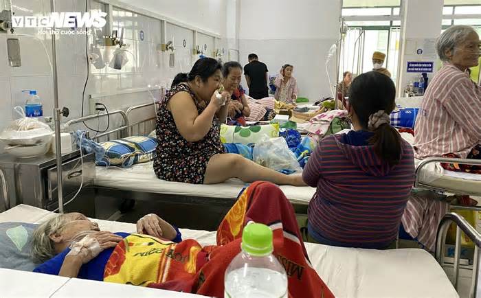Bệnh viện Đà Nẵng quá tải, bệnh nhân phải nằm ở tiền sảnh, hành lang