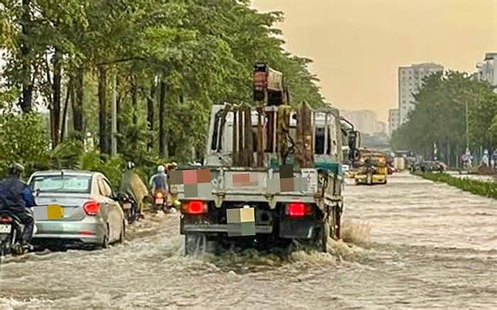 Xe lớn đánh sóng làm ướt sũng người đi đường trong cơn ngập