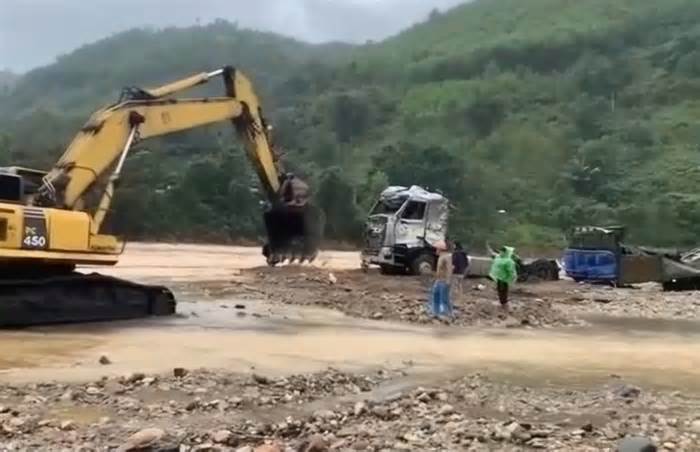 Trục vớt xe đầu kéo bị lũ cuốn lúc băng qua cầu tràn, tài xế vẫn mất tích