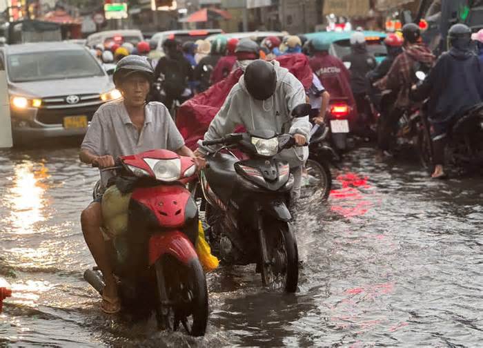 Mưa to và triều cường gây ngập, ùn tắc kéo dài ở Quốc lộ 50