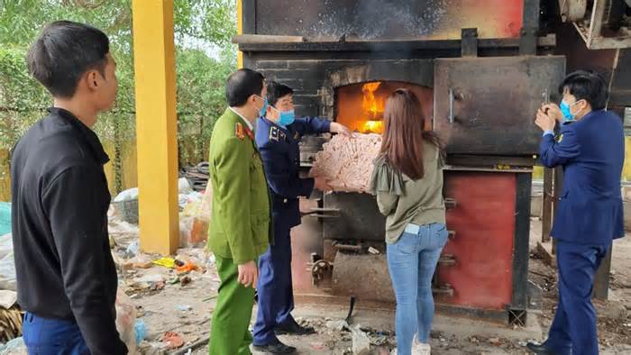 Bắc Giang: Phát hiện 2 tấn chân gà đông lạnh không rõ nguồn gốc