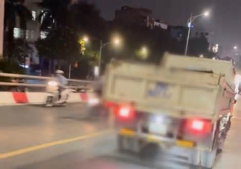 Xử phạt lái xe tải đi vào đường cấm ở Hà Nội qua tin báo Facebook