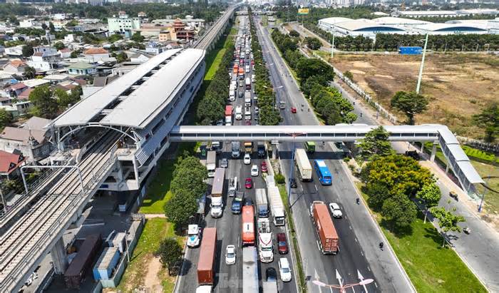 Tiến độ thi công cầu bộ hành tuyến metro số 1 ở TPHCM