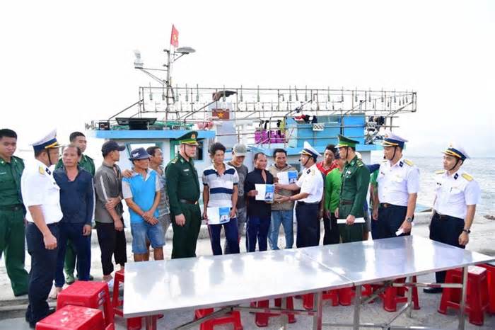 14 thuyền viên tàu cá Bình Định bị nạn trên biển được đưa vào bờ an toàn