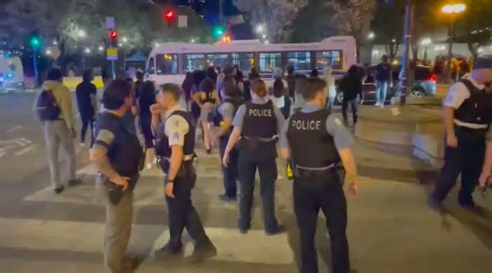 Mỹ: Hàng trăm thanh thiếu niên tràn vào Chicago đập xe, tấn công du khách