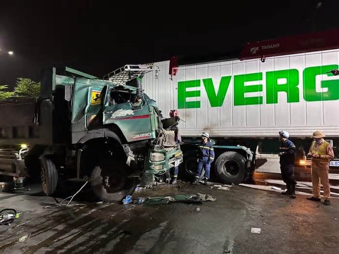 Cảnh sát phá cửa, cứu tài xế kẹt trong cabin xe tải sau tai nạn