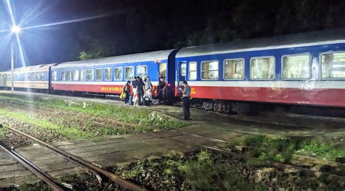 Tàu trật bánh, ô tô trung chuyển hàng trăm hành khách tàu SE7, SE8 trong đêm