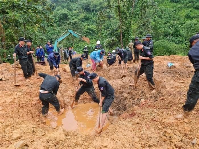 Sạt lở kinh hoàng ở Hà Giang: Người dân bị đất vùi lấp khi ứng cứu xe khách