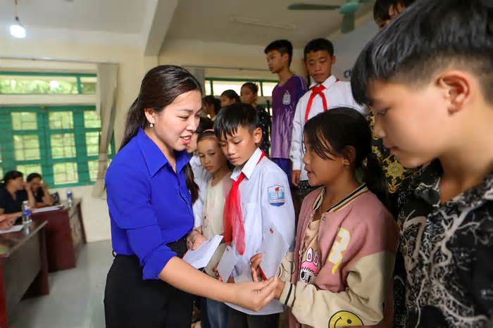 Học sinh vùng lũ Cao Bằng: 'Tiền này em đưa bố mẹ mua sách vở, dựng lại nhà'