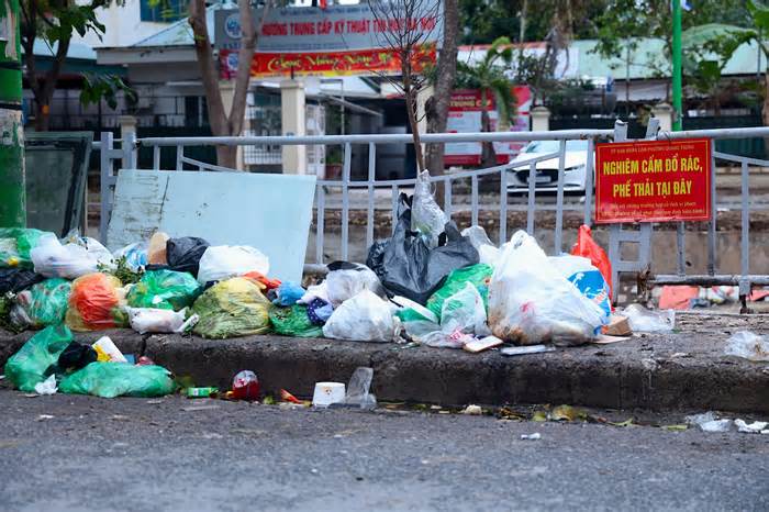 Hà Nội: Biển cấm dường như 'tàng hình', 4 quận nội thành sẽ lắp camera phạt nguội đổ rác trộm