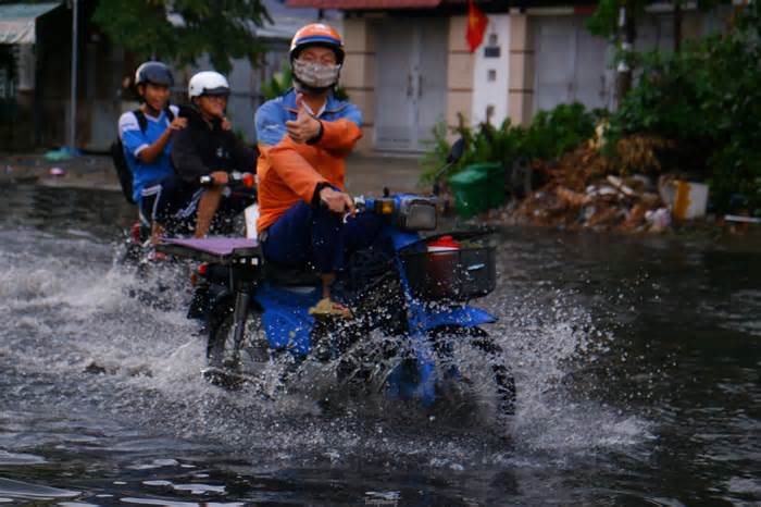 TPHCM mưa lớn giữa trưa, nhiều tuyến đường lại ngập hơn nửa bánh xe