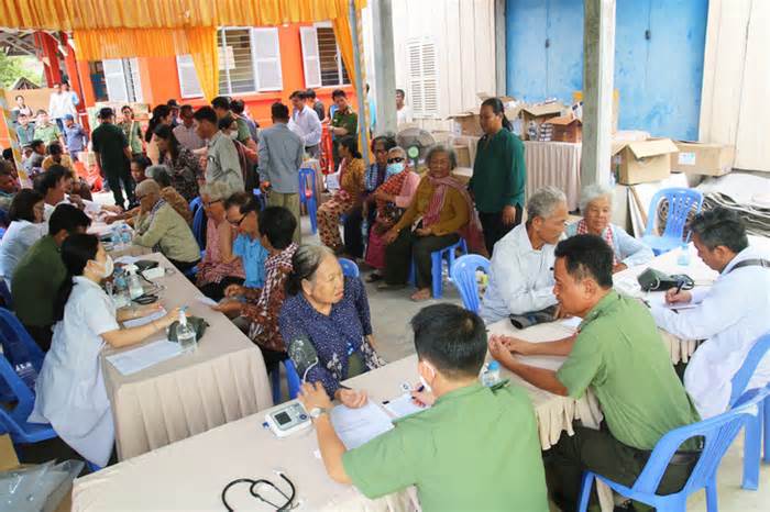Khám bệnh, phát thuốc và quà cho người dân tỉnh Kandal, Campuchia