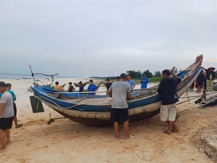 'Những người hùng trong lũ' của Quảng Bình mang bơ nan ra Bắc cứu hộ lũ lụt