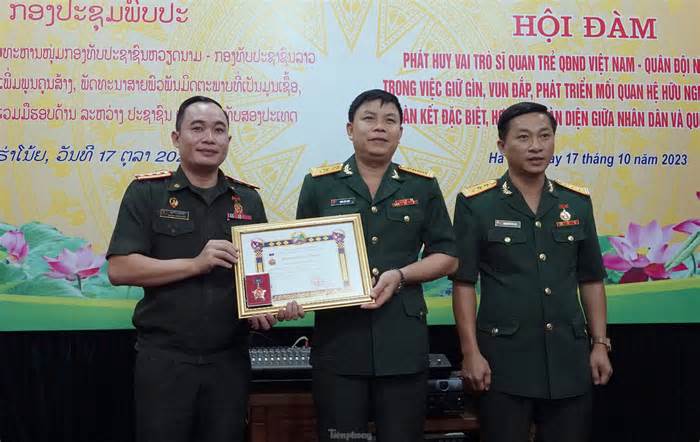 Sĩ quan trẻ Việt - Lào bàn biện pháp tương trợ lẫn nhau