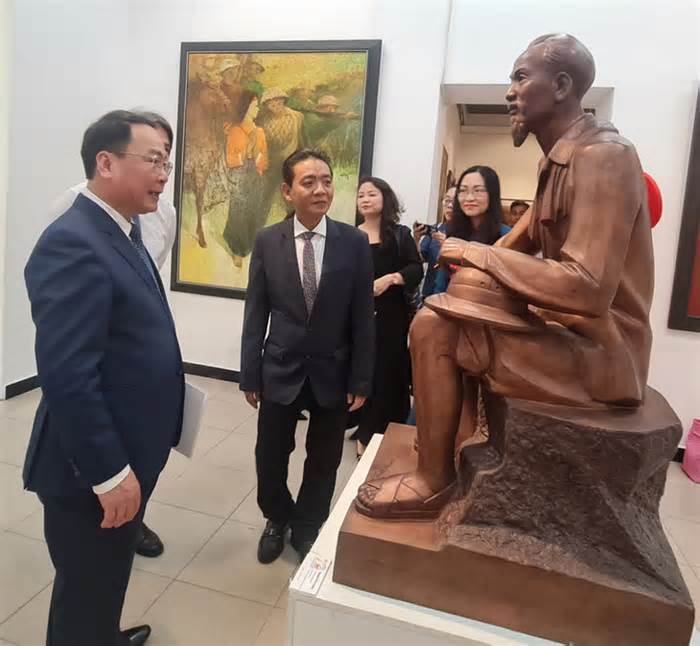 Xem tranh ‘Thánh Gióng’ của Nguyễn Tư Nghiêm nhân 70 năm chiến thắng Điện Biên Phủ