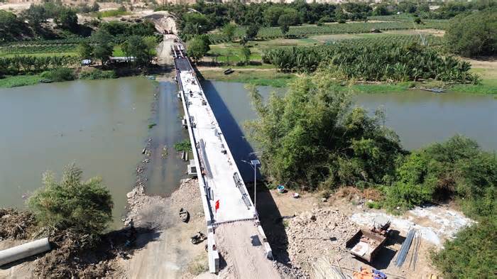 Cầu Bình Liêm qua sông Lũy sắp thông xe sau 9 năm đình trệ