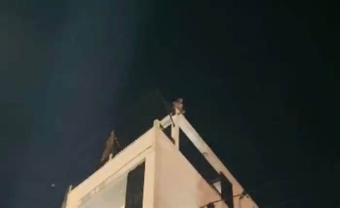 Khống chế kẻ 'ngáo đá' ngồi 'làm xiếc' trên nóc nhà 4 tầng ở Quảng Trị