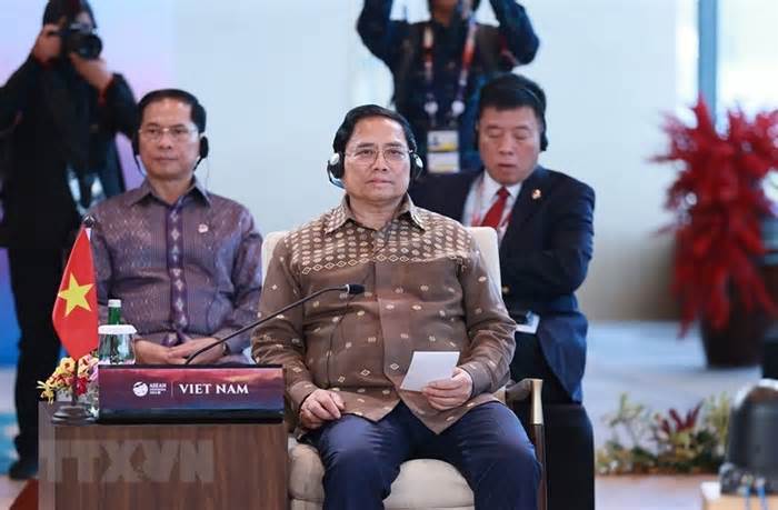 Thủ tướng dự họp hẹp Hội nghị cấp cao ASEAN, tham quan vùng biển Indonesia