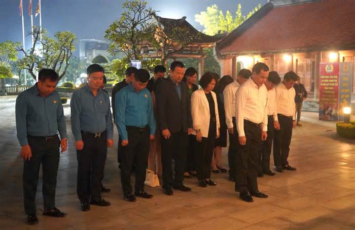 Đoàn đại biểu Tổng LĐLĐVN dâng hương các lãnh tụ trước Đại hội XIII Công đoàn Việt Nam