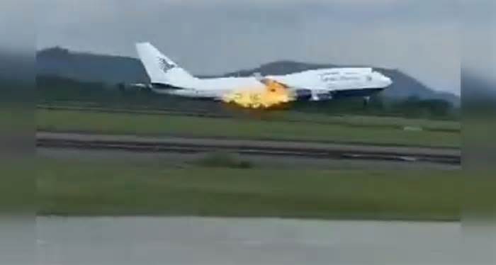 Động cơ cháy ngùn ngụt khi máy bay đang chở 468 người