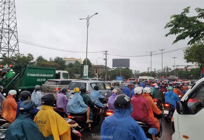 Đường phố 'vỡ trận', người dân Đà Nẵng chật vật đến công sở giữa mưa lớn