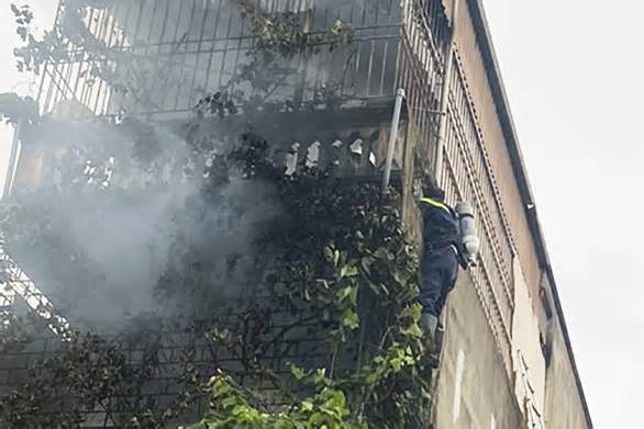 Cháy căn nhà trọ ở Hà Nội, cảnh sát, người dân giải cứu nhiều người mắc kẹt