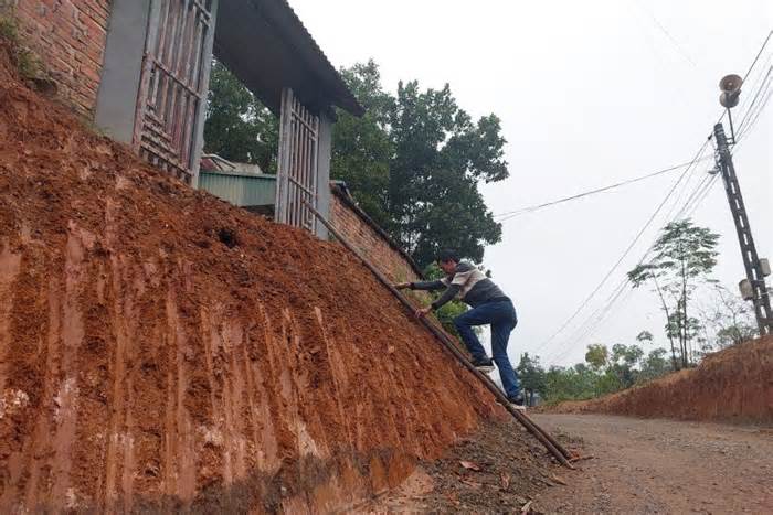 Người dân bắc thang trèo vào nhà vì dự án đường 1.900 tỉ đồng 'ăn' mất đường liên xã