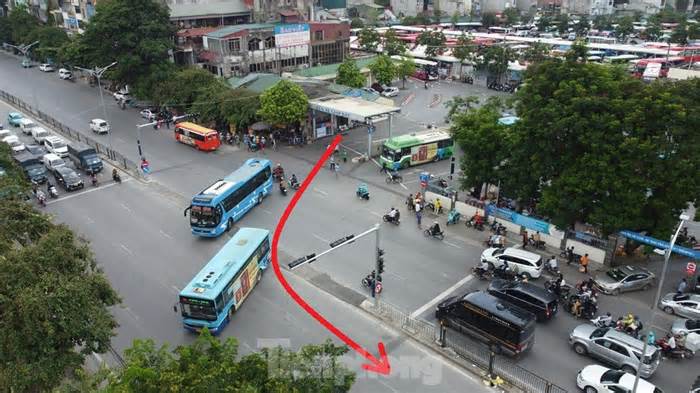 Phân luồng xe khách giảm ùn tắc ngã ba Giải Phóng - Kim Đồng