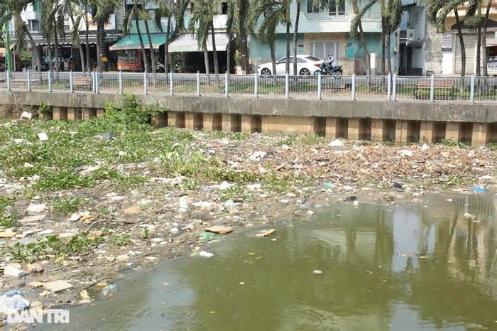 Hàng chục tấn rác thải hôi thối, dồn ứ trên kênh Nhiêu Lộc - Thị Nghè