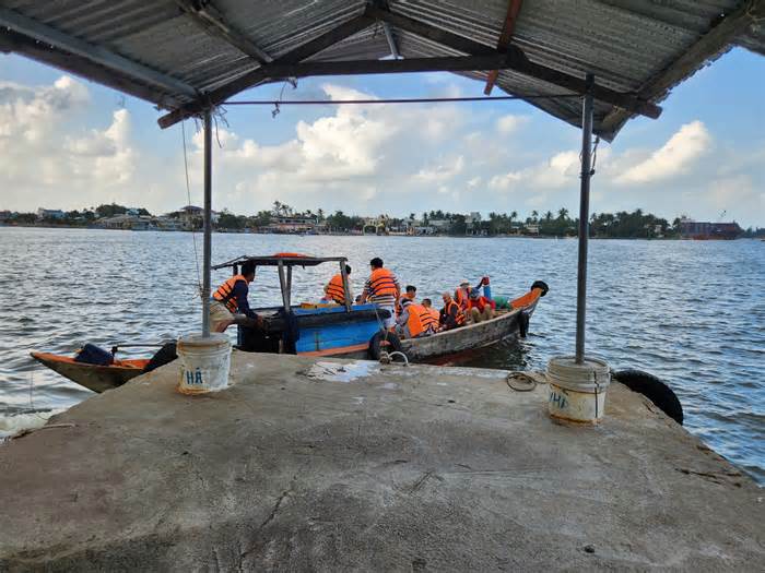 Quảng Nam: Dân xã đảo lao đao vì chiếc phà duy nhất liên tục hư hỏng