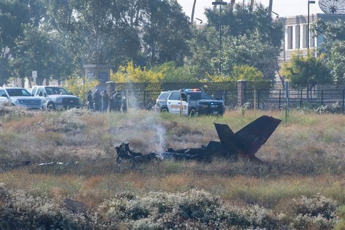 Máy bay lao xuống cánh đồng ở Mỹ, 6 người thiệt mạng