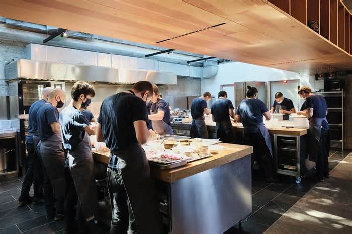 Góc tối sau căn bếp sao Michelin