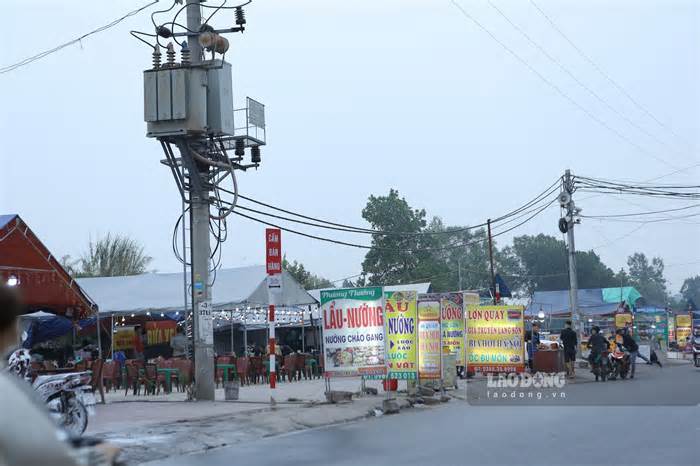 Bia hơi, hàng rong lấn chiếm đường gom ven khu công nghiệp ở Bắc Giang
