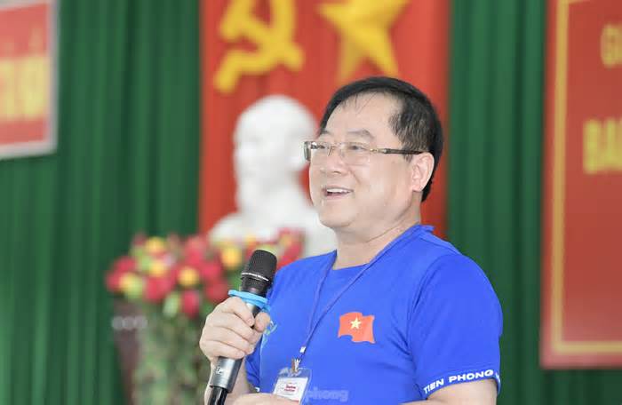 Ban tổ chức Tiền Phong Marathon thăm, tặng quà Trung tâm An điều dưỡng tàu ngầm