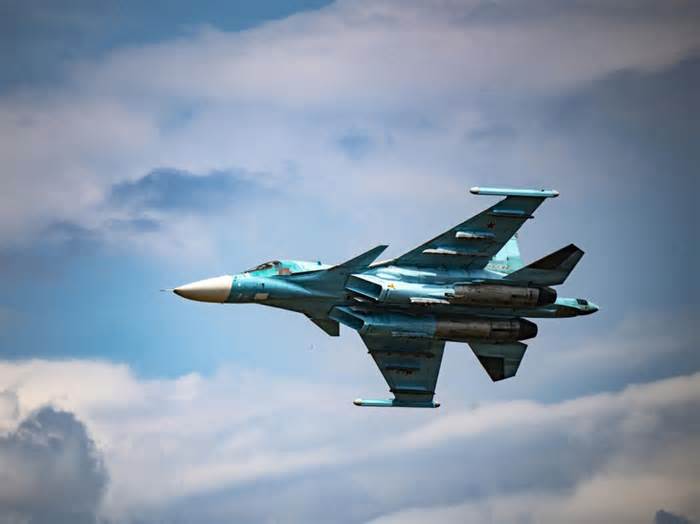 Tiêm kích Su-34 của Nga giội bom lượn xuống Ukraine